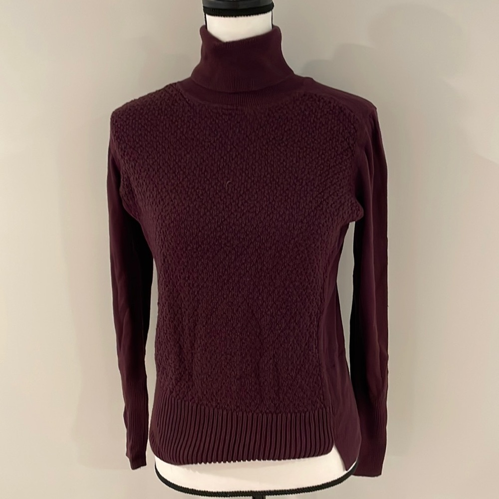 Turtle neck fitted sweater